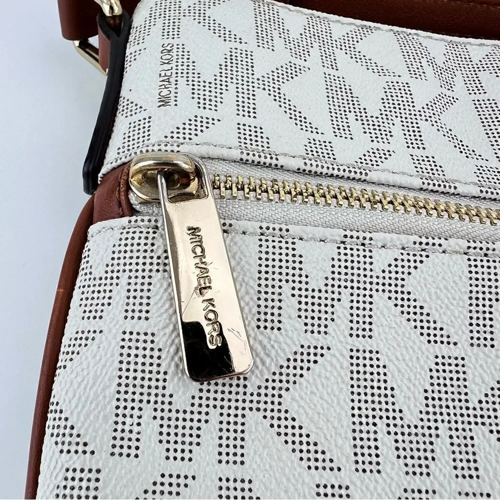 Michael Kors Bedford Signature Flat Crossbody - Vanilla